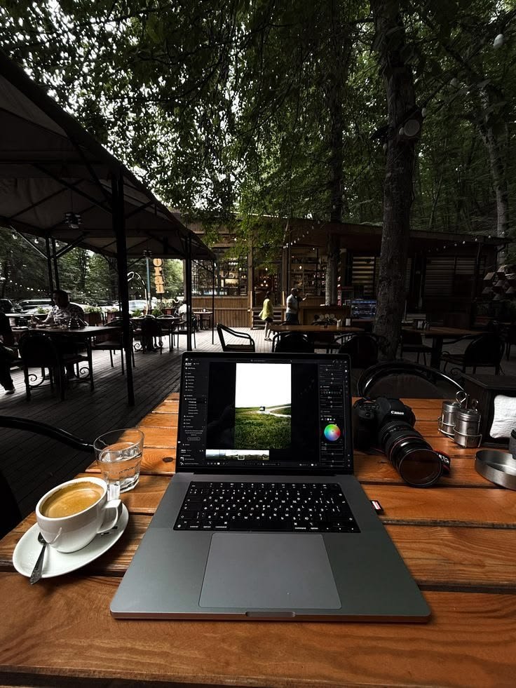 Dea_rMindset's tweet photo. Everything I need for work. https://t.co/Tiz8Ju8WJu