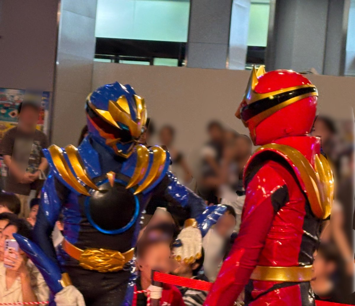hoerukekon's tweet photo. スーパーヒーロー夏祭り初めての参加だったけど楽しかった‼️
前の方にいけなくて上手く写真撮れなかったけど😭ガチ勢の人はドライバー付けてる人多かったな〜
BACK-ONの生演奏最高だった😆子供達がヒーロー達とハイタッチしてもらってて私も子供に戻りたくなった😂 https://t.co/Necd487UFn