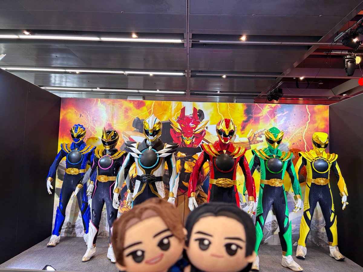 hoerukekon's tweet photo. スーパーヒーロー夏祭り初めての参加だったけど楽しかった‼️
前の方にいけなくて上手く写真撮れなかったけど😭ガチ勢の人はドライバー付けてる人多かったな〜
BACK-ONの生演奏最高だった😆子供達がヒーロー達とハイタッチしてもらってて私も子供に戻りたくなった😂 https://t.co/Necd487UFn