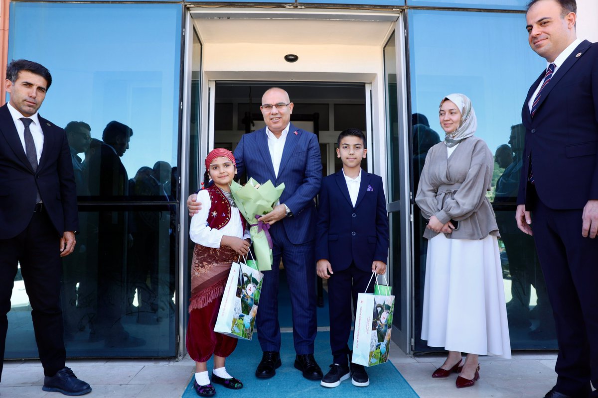 TC_giresun's tweet photo. 📍Alucra Kaymakamlığına Ziyaret

Valimiz Sayın Mustafa Koç, ilçe ziyaretleri kapsamında Alucra Kaymakamlığı'nı ziyaret ederek göreve yeni başlayan Alucra Kaymakamı Doğan Can Kandemir ile bir araya geldi.

Ziyarette Kaymakam Kandemir'e yeni görevinde başarılar dileyen Sayın Valimiz, ilçede yürütülen kamu hizmetleri ve devam eden çalışmalar hakkında bilgi alarak değerlendirmelerde bulundu.