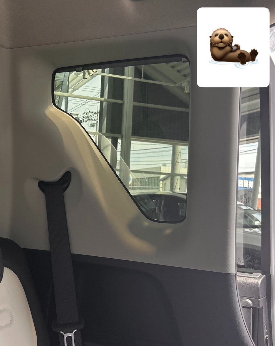 Inster_gram's tweet photo. おっ？ラッコちゃん、ルークス・デリカミニとクォーターパネルのデザインパク…似てる上に、小窓がちょいと広くないか？
おいおいおい、ピラーが細いぞ横から衝突されたらどうするんだ！ちゃんと乗員守れんのか！
なーんて言うてみましたけども https://t.co/1lWxs4geht