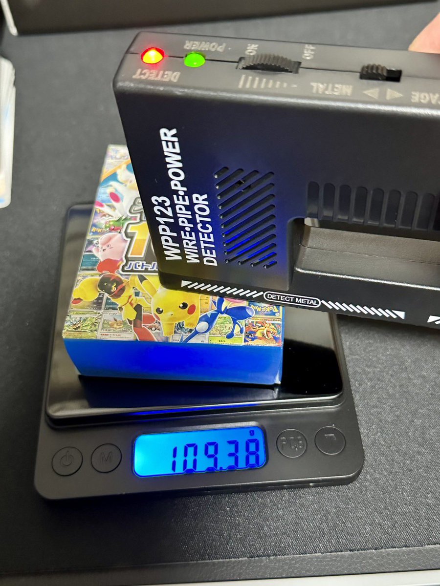 haru__tcg's tweet photo. 検証結果がヤバすぎるだなも…🔥

昨日ヨドバシ梅田で購入したスタートデッキ100を5個、金属探知機でガッツリチェックした結果…！

⚡反応あり → 4/5 ✨ミラー確定反応 → 1/5！！

重さ一番重い110.88gのやつが確定っぽい…👀

偶然なのか、それとも運が来てるのか…🤫
開封して答え合わせするだなも！！

みんななら反応ありから開ける？
それとも最後まで残す派？？

結果が気になる人は……..

今日の夜、ハル森で開封祭りするから見に来てほしいんだなも〜🦝💨

#ポケカ #スタートデッキ100 #ヨドバシ梅田 #開封 #検証 #ハル森