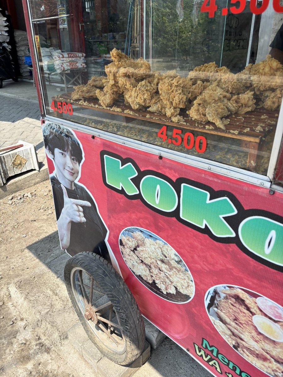 infodrakor_id's tweet photo. GUYSSSS DI DOMSS ETMIN CHANYEOL JUALAN AYAM KENTUCKY 😭😭😭☝🏻

SHIMMY SHIMMY KENTUCKY I THINK I LIKE IT

maaf cuma kefoto koko 🙏🏻 https://t.co/NcKMng7vFV