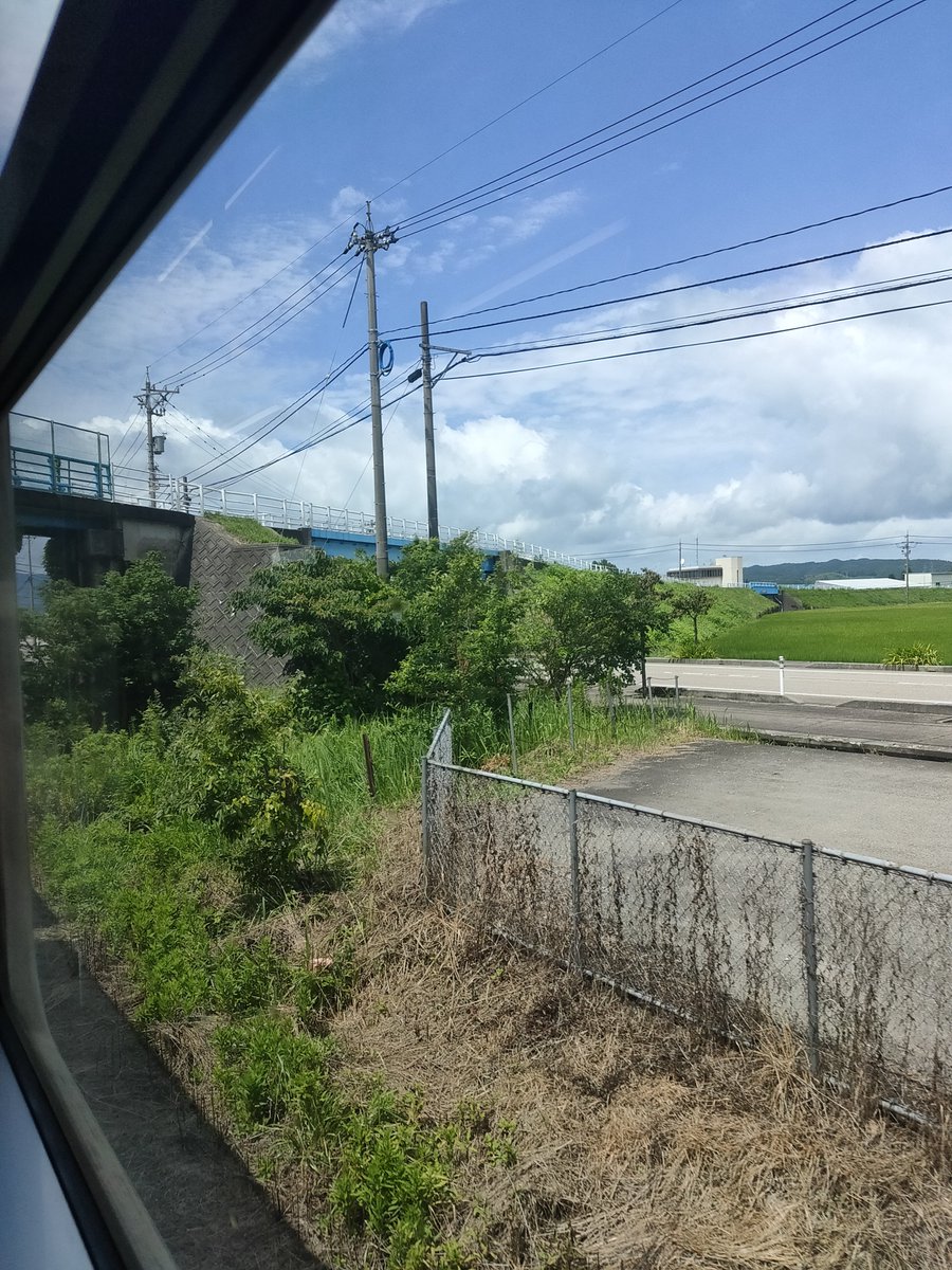 Ver2081074759's tweet photo. 2026年 
夏の青春18きっぷで放浪
最終日
JR城端線
|ωΦ*)ｺｿｰﾘ･高架は
加越能鉄道 加越線跡 https://t.co/f5nmKRqC70