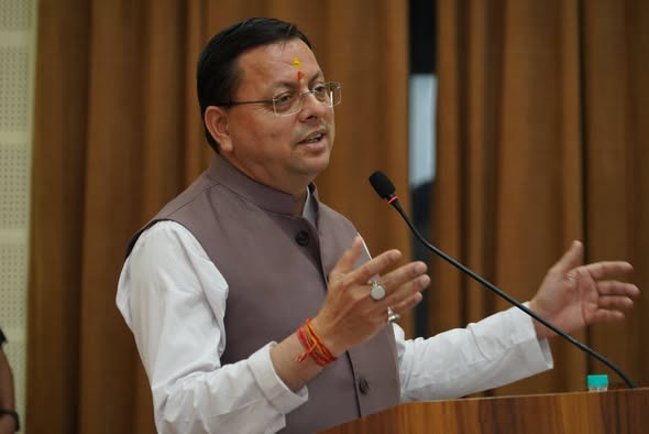pushkardhami's tweet photo. मुख्य सेवक सदन में प्रदेश के विभिन्न क्षेत्रों से आए माननीय दायित्वधारियों से भेंट कर प्रदेश के विकास, जनकल्याण एवं जनहित से जुड़े विभिन्न महत्वपूर्ण विषयों पर विस्तृत विचार-विमर्श किया।

दायित्वधारी सरकार और जनता के बीच एक महत्वपूर्ण सेतु हैं। सरकार की जनकल्याणकारी नीतियों एवं योजनाओं को जन-जन तक पहुंचाने के साथ ही जनता की अपेक्षाओं, समस्याओं और सुझावों को सरकार तक पहुंचाने में उनकी महत्वपूर्ण भूमिका है।