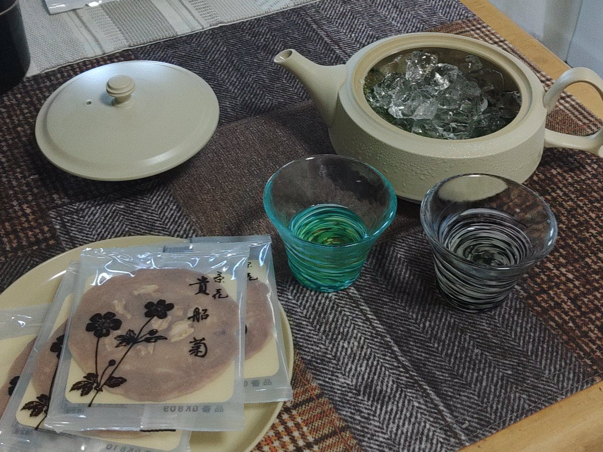 fe8motor's tweet photo. 氷出しの新茶で早速お煎餅を頂く。二煎目からは氷水出しだ！ https://t.co/ADLYK8Gslu