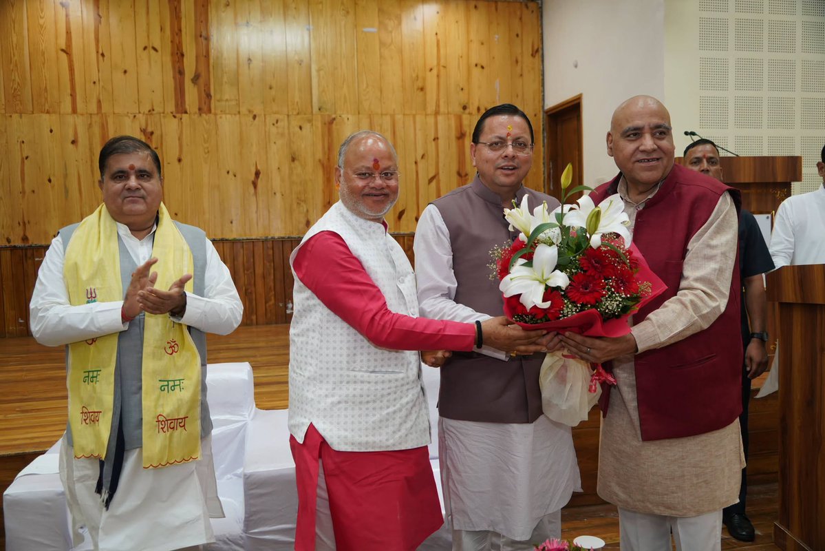 pushkardhami's tweet photo. मुख्य सेवक सदन में प्रदेश के विभिन्न क्षेत्रों से आए माननीय दायित्वधारियों से भेंट कर प्रदेश के विकास, जनकल्याण एवं जनहित से जुड़े विभिन्न महत्वपूर्ण विषयों पर विस्तृत विचार-विमर्श किया।

दायित्वधारी सरकार और जनता के बीच एक महत्वपूर्ण सेतु हैं। सरकार की जनकल्याणकारी नीतियों एवं योजनाओं को जन-जन तक पहुंचाने के साथ ही जनता की अपेक्षाओं, समस्याओं और सुझावों को सरकार तक पहुंचाने में उनकी महत्वपूर्ण भूमिका है।