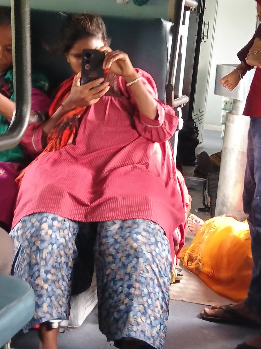 khukhatbalk's tweet photo. @RailMinIndia @RailwaySeva  Swaraj express 12471 थेये train में दारू सप्लाई कर रही थी इन की  RPF कोशिकायत करने  पर ये लोग मेरे को मारने के लिए भागे 
सूरत स्टेशन पर RPF पहुंचने के बाद दूसरे दरवाज़े से भाग गए सब 
यही है रेलवे की सुरक्षा https://t.co/CNSjyS4EZQ
