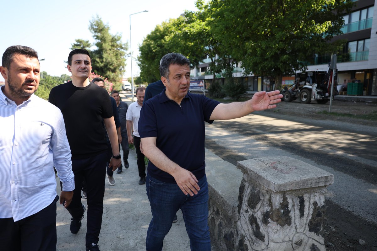 halitdoganbsk's tweet photo. 📍Çarşamba İlçemizdeyiz…

Çarşamba ilçemizde SASKİ ekiplerimizle birlikte yaklaşık 300 milyon TL’lik yatırımla hayata geçirdiğimiz altyapı yatırımlarımızın ardından üstyapı çalışmalarımızı sürdürüyoruz.🚧🛣️

Bugün ekiplerimizle birlikte yol çalışması yaptığımız alanlarda aydınlatma ve kaldırım planlaması için incelemelerde bulunduk. 
Hayırlı olsun.