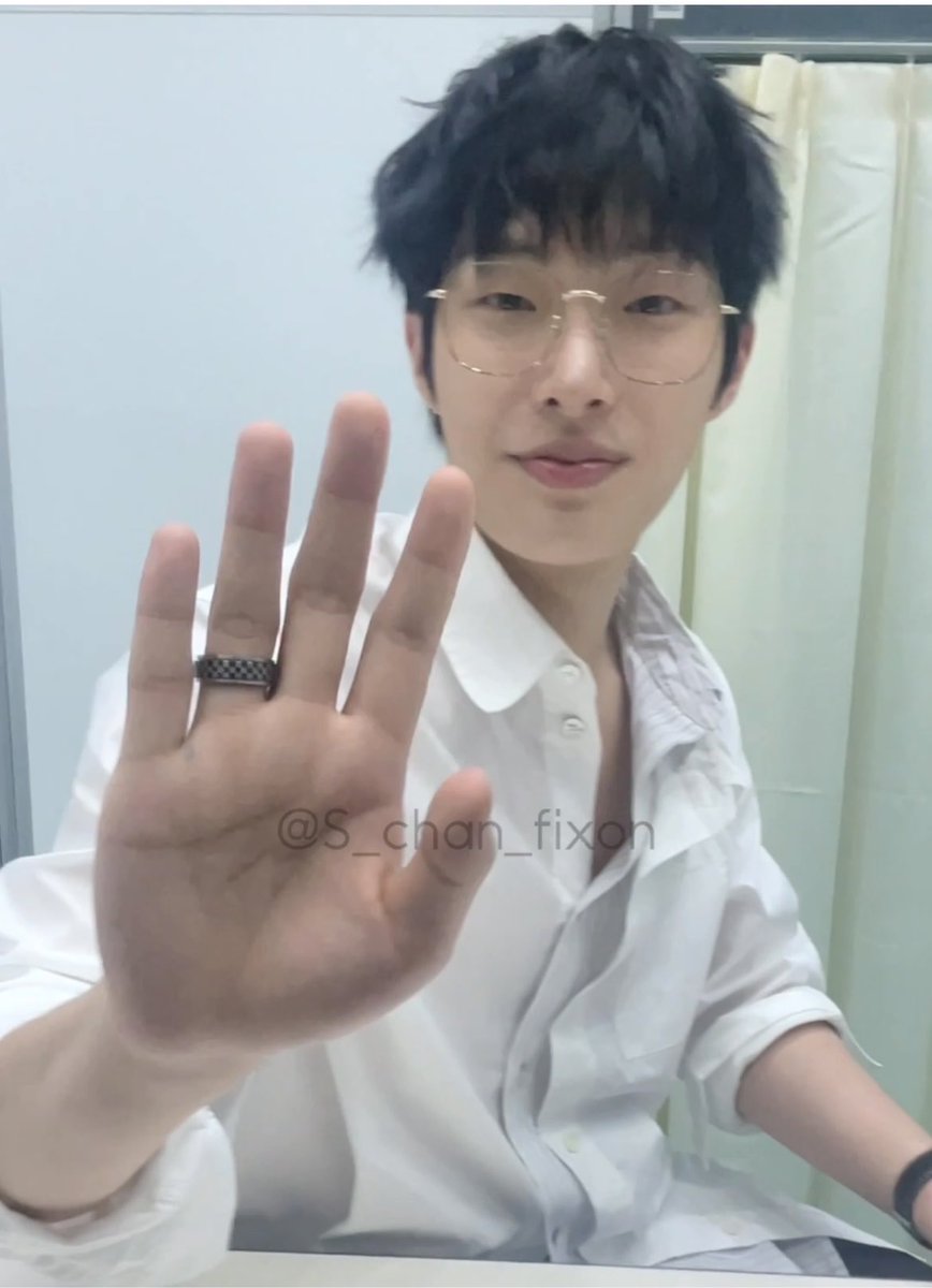 Fixon_ree's tweet photo. Mesmerized by his beauty and his pretty eyes, but well aware that one slap from him is sending my soul into orbit. https://t.co/MlymVtxK9G