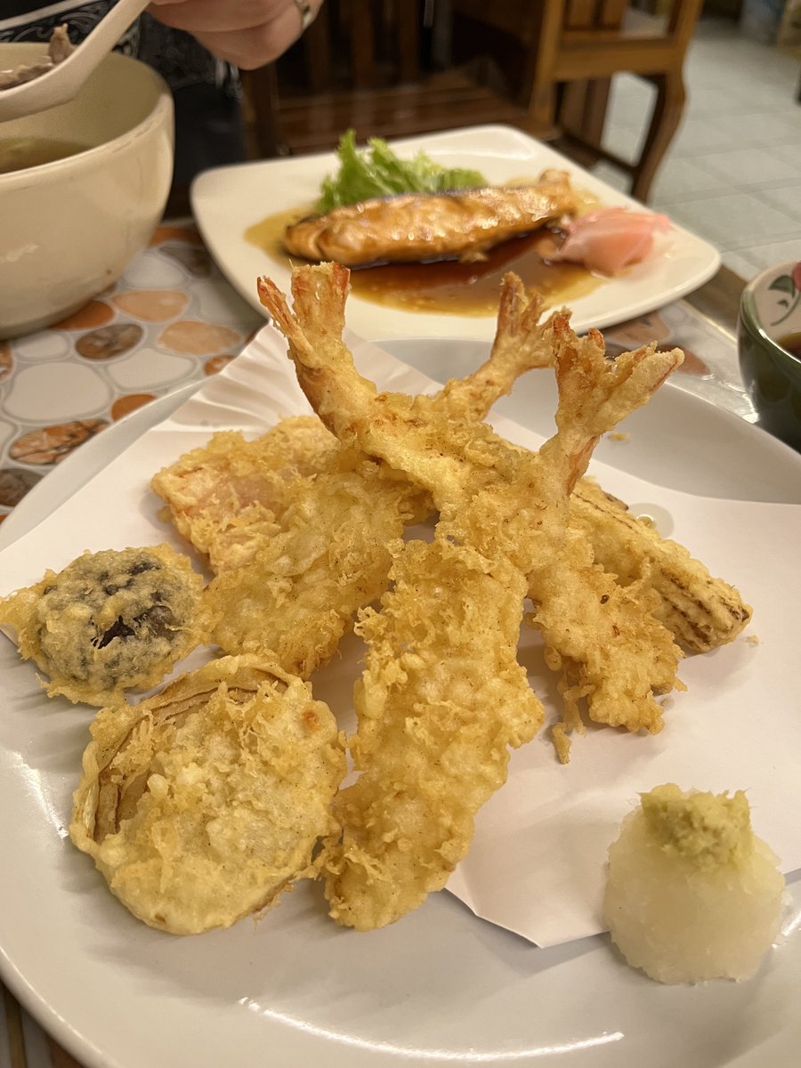 JOMMJOM's tweet photo. ไปร้านนี้เพราะคนโลคอลแนะนำมา เป็นพสชาวทวิตนี่แหละ ละเขาเป็นร้านอาหารญี่ปุ่นฟีลแบบโฮมมี่สุด คือโลเคชั่นแบบไม่ใช่ร้านสวย ฟีลบ้านแบบบ้านเล้ย แต่แซลมอนสดมากกก ของทอดทอดดี ยำอร่อย ข้าวหน้าแซลมอนอร่อยมากๆๆๆๆๆๆๆๆ จนคิดถึงเสมอ ไปรอบหน้าก็ว่าจะกินอีก ชื่อร้าน Matsu 👉⚡️⭐️🥗 https://t.co/DuByv8m28I