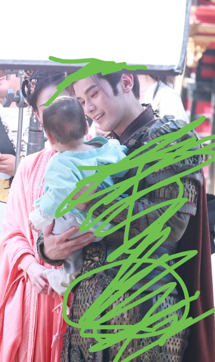 zhongguomanS2's tweet photo. 아기 안고잇는 야오치 뭐야...//
아빠가 된 쉬둥짱 https://t.co/KllqybyT4y