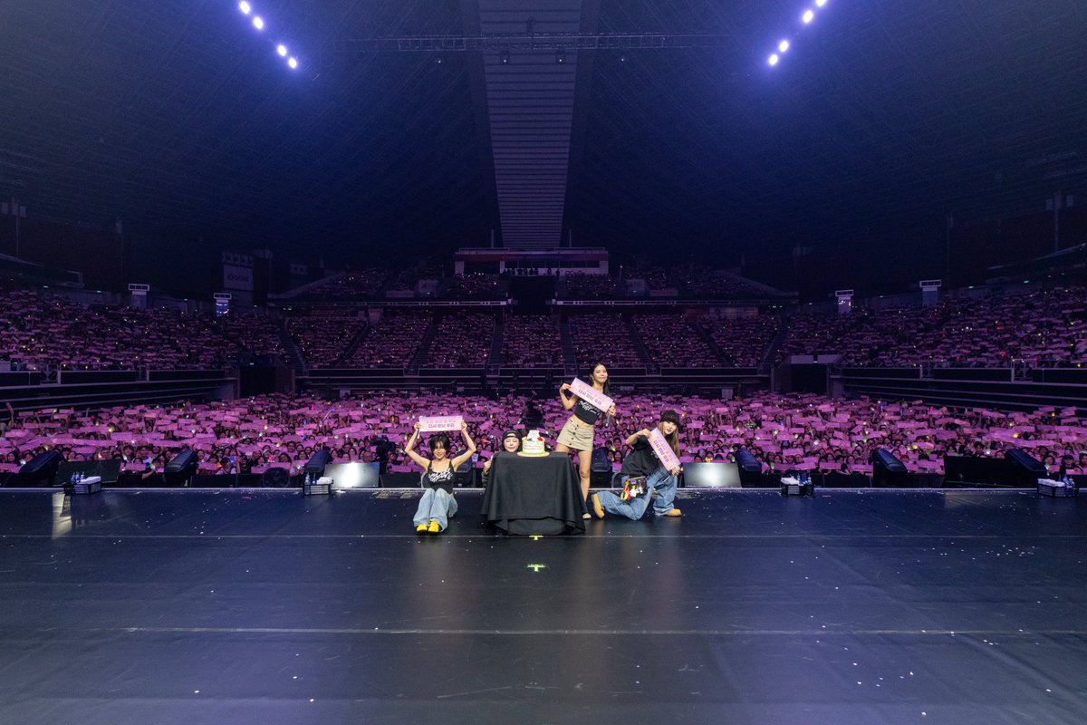 koreamonthly's tweet photo. MAMAMOO brought the house down on Friday, check out our full coverage to relive the night with us! ❤️

Link: https://t.co/SxV9sIZrYD

#4WARD #SOLAR #솔라 #MOONBYUL #문별 #WHEEIN #휘인 #HWASA #화사 #MAMAMOO #마마무 #MAMAMOOinsg https://t.co/zvOdRSP3wW