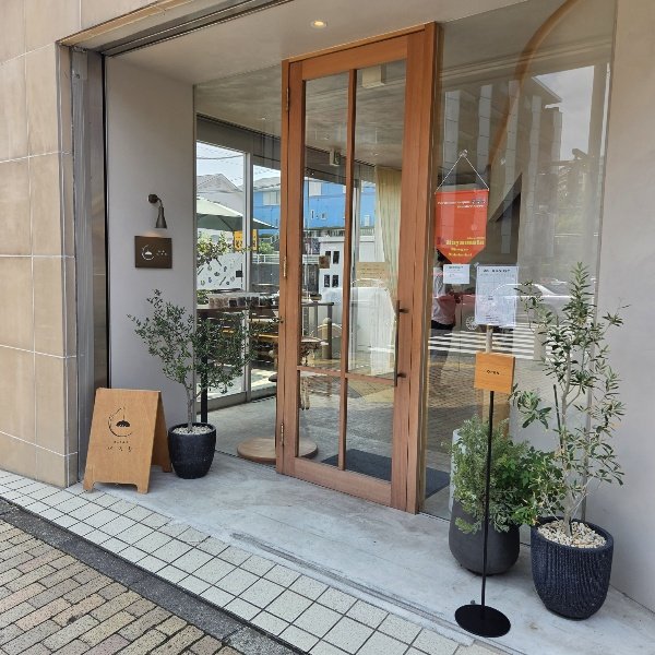 charinco12's tweet photo. ランチは「ぱんと菓子 いろり」でスモークチキンとキャロットラペのサンドイッチなど♪アイスクリームは北海道産クリームを使ったバニラアイスにコンフィチュール。「サングリア」パンのラスク付き。ラスクのスパイス＆ナッツの香りがアイスと合う。丁寧に作られた味わいだなー https://t.co/fRuTSNK0qs