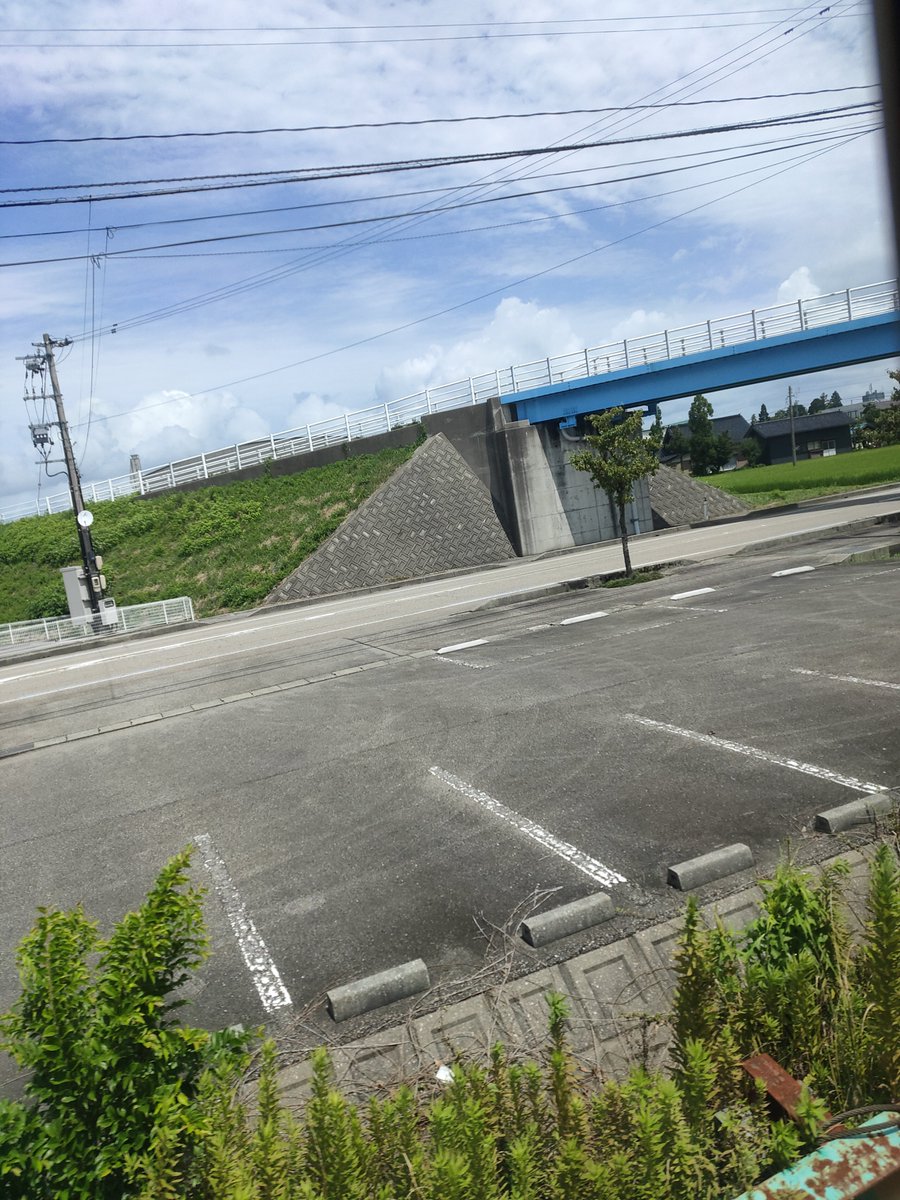Ver2081074759's tweet photo. 2026年 
夏の青春18きっぷで放浪
最終日
JR城端線
|ωΦ*)ｺｿｰﾘ･高架は
加越能鉄道 加越線跡 https://t.co/f5nmKRqC70