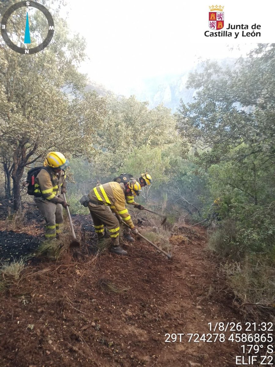 naturalezacyl's tweet photo. En #IFFermoselle la situación es estable, aunque las altas temperaturas y, de nuevo, las fuertes rachas de viento de 40 km/h entre las 15 y 19 hrs pueden reavivar algún foco en Los Arribes.
Esta noche, trabajo manual para asegurar perímetro https://t.co/G0Ctp9IqkQ https://t.co/JSii6UM1ub