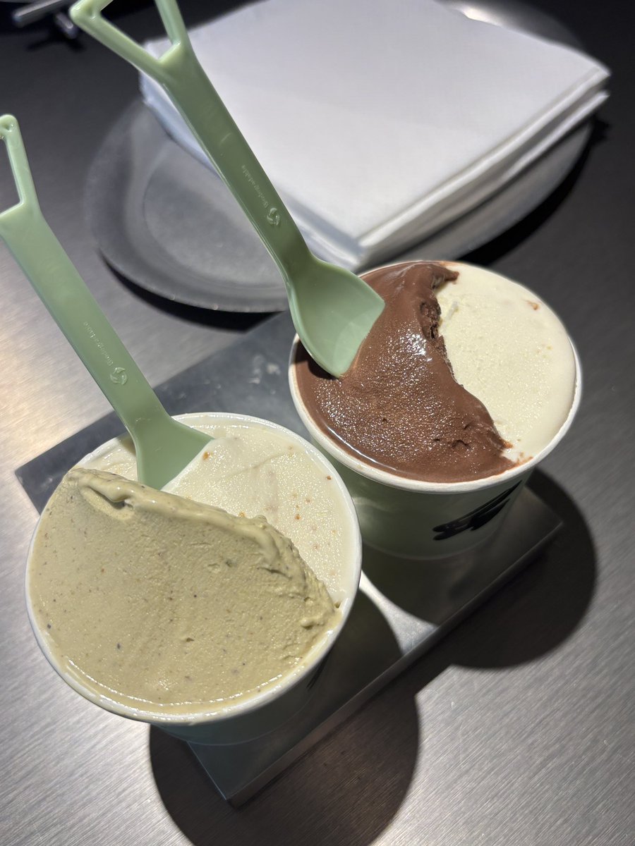 viewwrs's tweet photo. รอบเเรกที่ลองวิวสั่ง Pistachio กับ Greek Yogurt Almond ก็อร่อยยย ร้านนี้มีแต่รสชาติดีๆ ชอบมากที่ชิมได้ก่อนซื้อนี่ละ รับประกันว่าชอบเเน่🫶🏻 https://t.co/GDVKTLzlXe