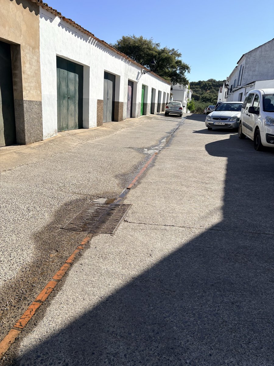 Pibolu's tweet photo. @Giahsa En Valdezufre existe una rotura en la red de abastecimiento que está provocando una pérdida continuada de agua desde hace  una semana.
A pesar del tiempo transcurrido, la incidencia continúa sin haber sido reparada.
Atiendan esta incidencia con carácter urgente.
Gracias. https://t.co/D3BOaeoKe9