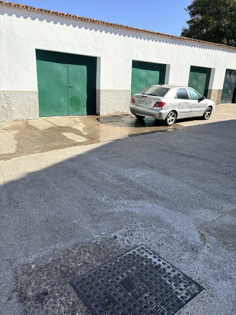 Pibolu's tweet photo. @Giahsa En Valdezufre existe una rotura en la red de abastecimiento que está provocando una pérdida continuada de agua desde hace  una semana.
A pesar del tiempo transcurrido, la incidencia continúa sin haber sido reparada.
Atiendan esta incidencia con carácter urgente.
Gracias. https://t.co/D3BOaeoKe9