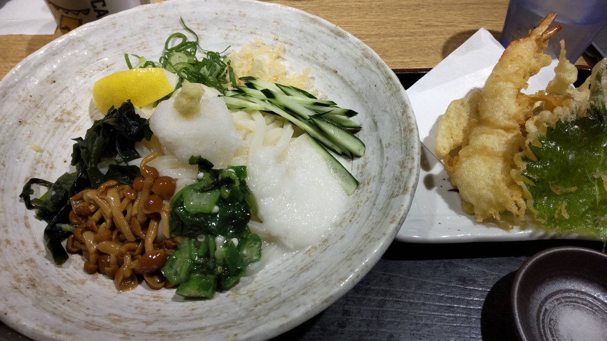 yn_connm's tweet photo. 昨日は…孫たちを空港まで送り…
㊤の娘の…皆と泊まり帰り道。
下の娘家族て近所のおうどん屋。
少し早めの晩御飯！！美味っ☺️
『ネバトロぶつかけと天ぷら盛り』
明日から、また、がんばろう！！ https://t.co/03jK8n5YNo