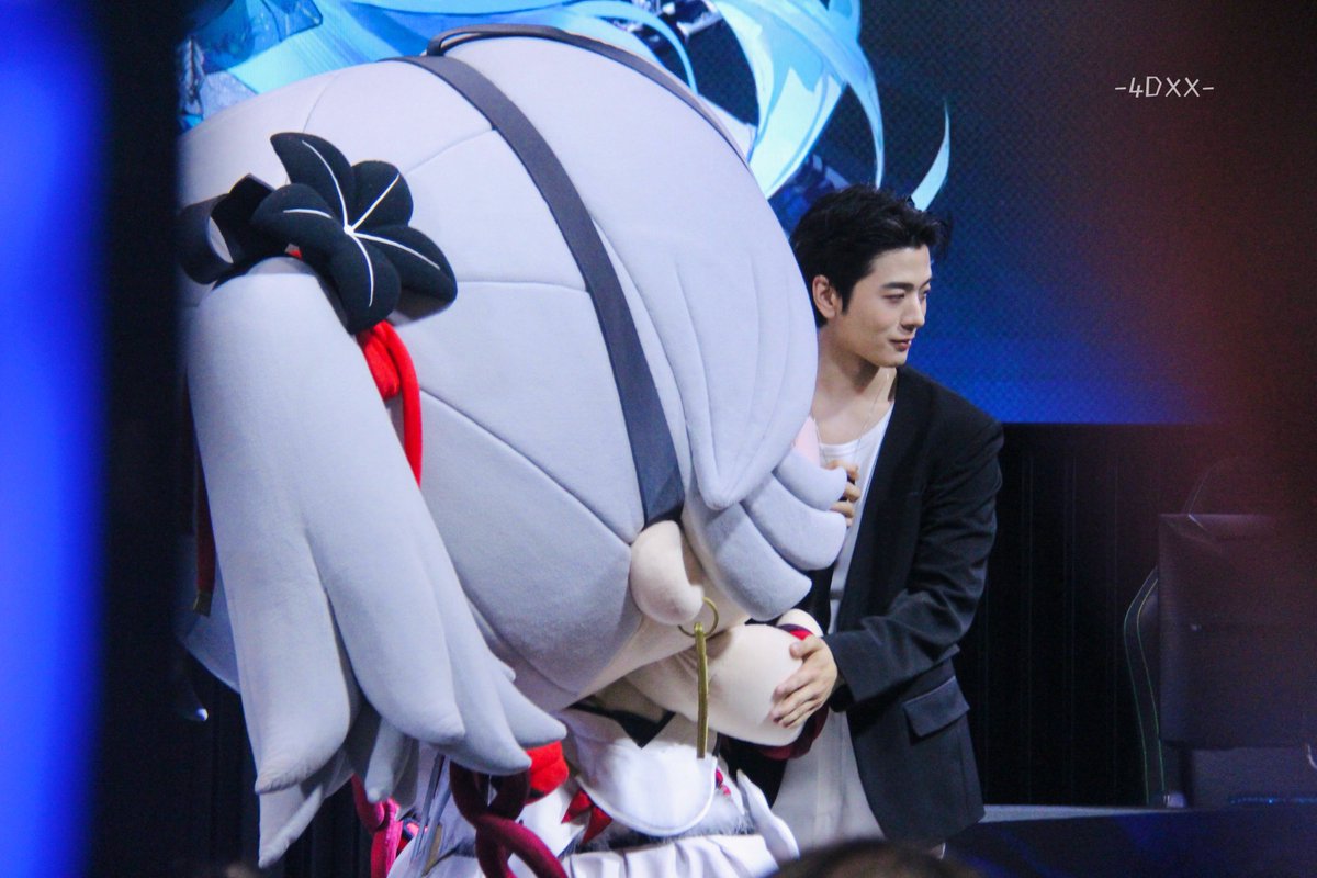 4DXX_SVRN's tweet photo. MC: คามิเลียร์ชอบพาร์ทไหนที่สุดจ๊ะ
คมล หันมามองหน้า สบตา แล้วคว้ามือพี่เช่หมับ

โอ๊ยยยย ดาราสาว เธออยู่เป็นเกินไปปปป 5556645555555445544555555666

SVRN WUWA GAME TALK #HOLOGRAPHICOVERDRIVE2026xSVRN
#AISeSportsxWuWa 
#SVRN  #SOVEREIGN https://t.co/Uhcwqj56qG