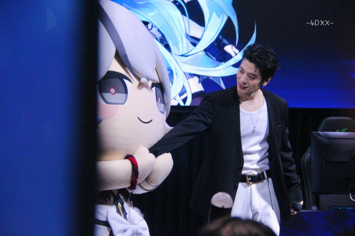 4DXX_SVRN's tweet photo. MC: คามิเลียร์ชอบพาร์ทไหนที่สุดจ๊ะ
คมล หันมามองหน้า สบตา แล้วคว้ามือพี่เช่หมับ

โอ๊ยยยย ดาราสาว เธออยู่เป็นเกินไปปปป 5556645555555445544555555666

SVRN WUWA GAME TALK #HOLOGRAPHICOVERDRIVE2026xSVRN
#AISeSportsxWuWa 
#SVRN  #SOVEREIGN https://t.co/Uhcwqj56qG