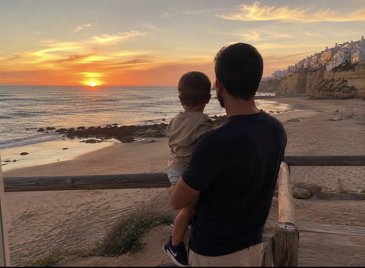 InvSinPrisa's tweet photo. Cinco años después, mañana volvemos a Conil a pasar unos días de vacaciones.

La última vez que estuve aquí no imaginaba todo lo que iba a vivir.

Me he casado.
He sido padre.
He empezado a invertir.
Y también me ha tocado pasar por uno de los momentos más duros de mi vida.

Hoy miro este mismo lugar con otros ojos.

La vida cambia muy deprisa. Por eso intento disfrutar cada momento con los míos.