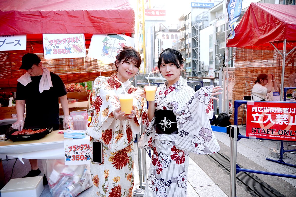 oichan1's tweet photo. 7/23、宗右衛門町夏祭り
橋の上で見つけた別嬪さんたち
#ミス宗右衛門町 https://t.co/jCbCKgcWsa