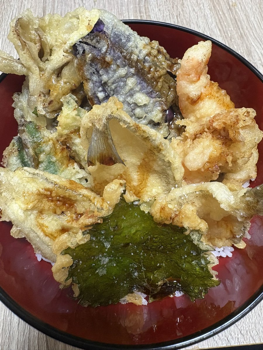 Taroumaru81's tweet photo. シロギス捌いて、天丼にした！！！
舞茸、ナス、オクラ、えび、キス、大葉。
実は一番の得意料理は天ぷらなのかも笑 https://t.co/BvLQStdqzB