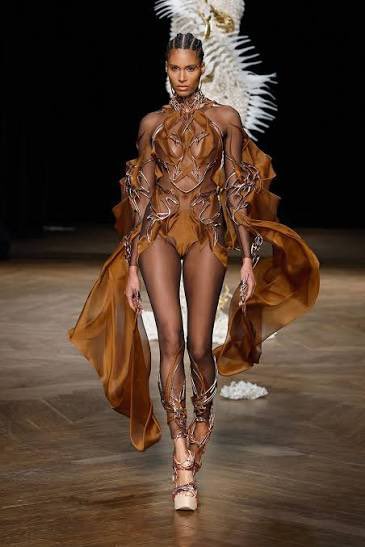 joannamelbourne's tweet photo. So beautiful! Iris Van Herpen esque https://t.co/b2jz6RtNcd