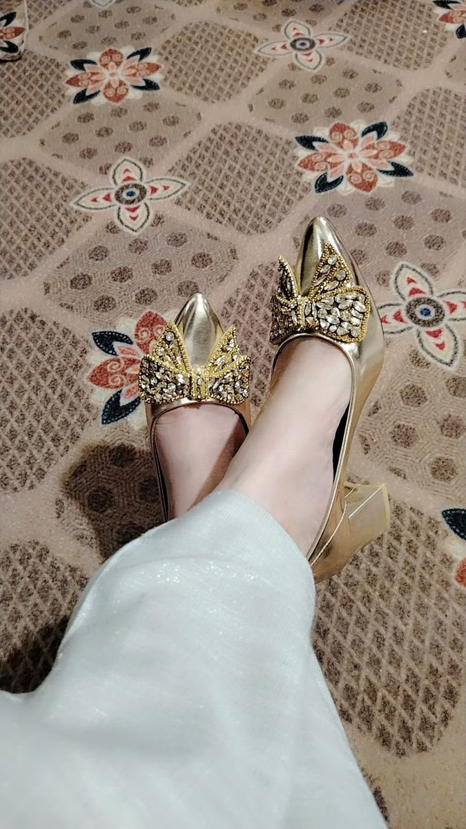 QueenMalkinkhan's tweet photo. Foot worshipers ????? https://t.co/N628qmTcKI