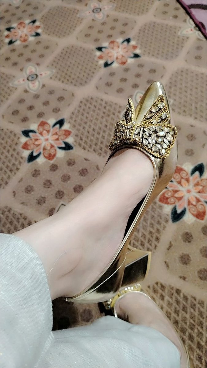 QueenMalkinkhan's tweet photo. Foot worshipers ????? https://t.co/N628qmTcKI