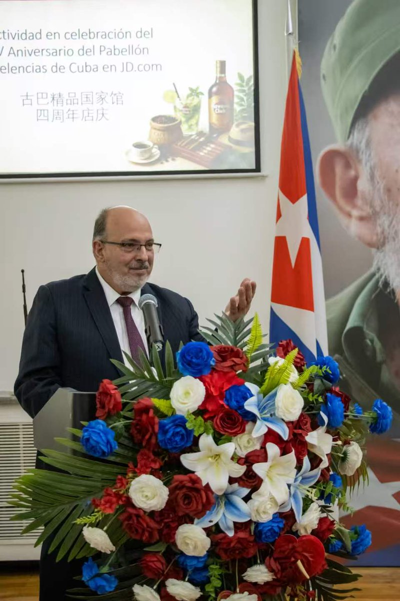 AlbertoBlancoS's tweet photo. 🇨🇺🤝🇨🇳 La experiencia del Pabellón Excelencias de #Cuba en https://t.co/mxwIzul966 demuestra el creciente interés por los productos cubanos en #China y las potencialidades p/ continuar fortaleciendo los vínculos comerciales y culturales e/ ambos países. https://t.co/QJbkmWSEee