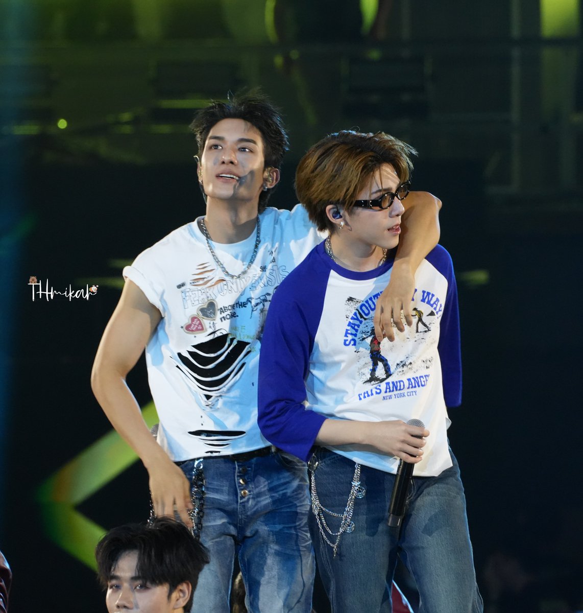 thv_dope's tweet photo. Net’s entire stage presence summarized in one photo: "just in case anyone forgot, HE’S MINE 😛"  zero personal space, maximum possessiveness 555555

°#NETJJ #netsiraphop #jj_rcp° https://t.co/97nBlFkoDS