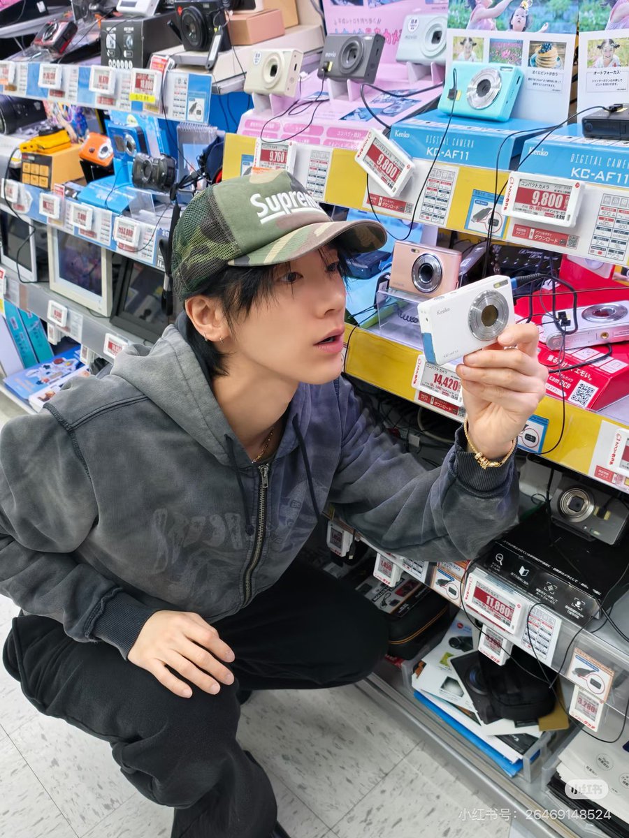 TENzenter's tweet photo. 260802 #TEN Rednote update 

Plog ทริปงานเมื่อค่อนข้างนานมาแล้ว 📷
ช่วงนั้นกำลังคลั่งการตามหากล้องสุด ๆ แต่สุดท้ายก็ยังห้ามใจ ไม่กดซื้อ (แถมรูปตอนตั้งใจทำงานมาให้ดูกันด้วย )

#แชร์เศษเสี้ยวของชีวิต# #วันเดินเล่นเรื่อยเปื่อย# #รื้ออัลบั้มรูป# #บันทึกทริปงาน#

Like, repost and comment 🐱😎
https://t.co/nVMxe5LfIl

#TENLEE #เตนล์ #텐 #テン #李永钦