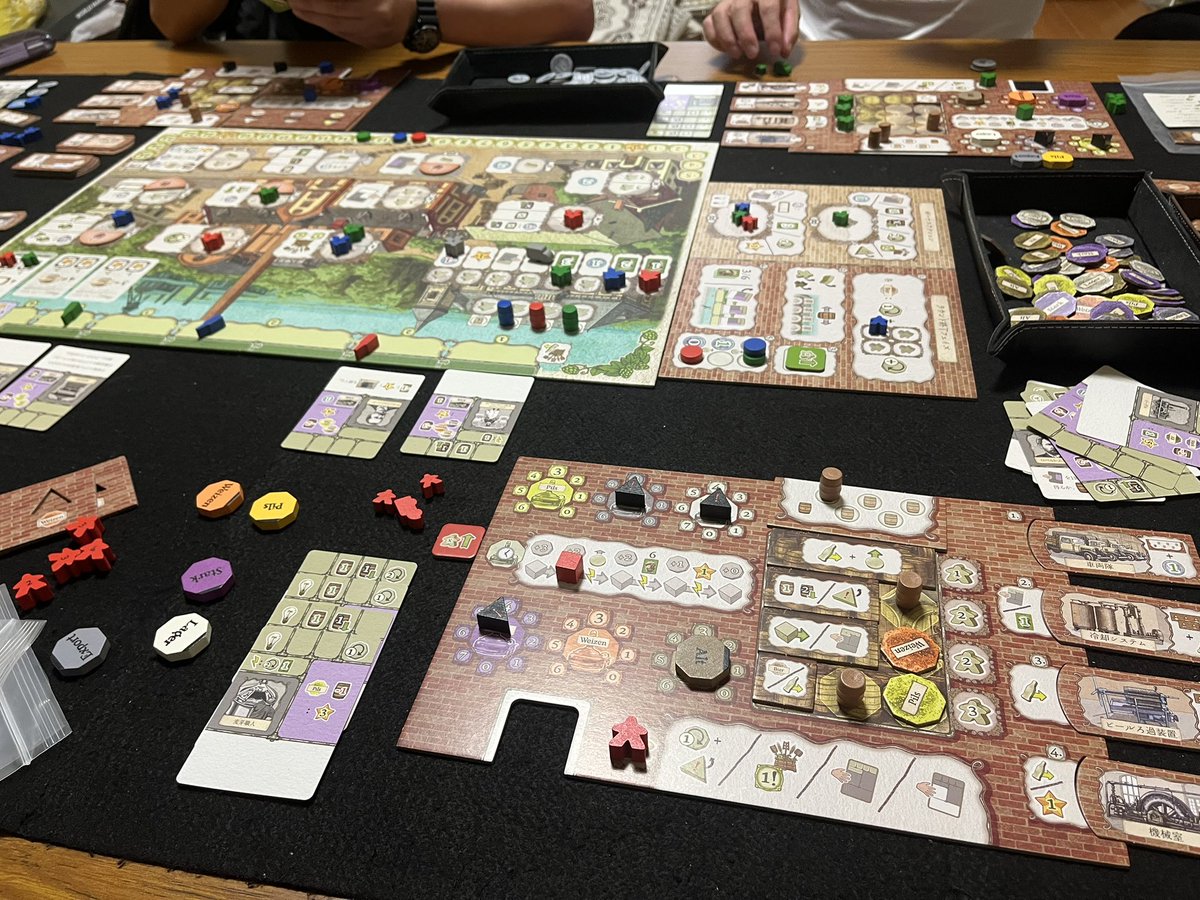 iida_game's tweet photo. 定例会で遊んだゲーム
「ビールパイオニア」
ビールを製造するワカプレ

ゲームは分かりやすくビーム作ってる感が伝わってくるのが良いね
重ゲーとしてら軽い部類に入る
出番順専門ワーカーなどワーカーの扱いが特殊だが難しくはない
何度も遊んでみたい作品だね

#ボードゲーム 
#飯田市 https://t.co/pptKQrp9xW