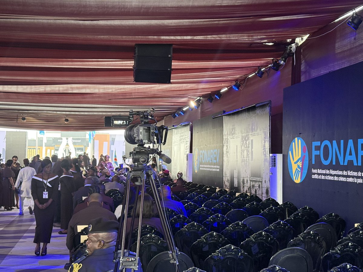 pepele_news's tweet photo. 🔴 EN DIRECT | GENOCOST 2026 🇨🇩

La mise en place est désormais terminée au Mémorial du GENOCOST, situé dans la commune de Lingwala, à Kinshasa, entre le ministère de l’Intérieur et le siège de la Police nationale congolaise (PNC). Les invités ont pris place et le dispositif protocolaire est prêt pour le début de la cérémonie officielle.

Le Président de la République, Félix-Antoine Tshisekedi Tshilombo, est attendu sur le site pour présider cette commémoration nationale dédiée à la mémoire des victimes du GENOCOST.

Cette cérémonie, organisée sous son haut patronage, marque un moment de recueillement, de mémoire et de solidarité nationale. #RDC #KINSHASA #genocost @pepele_news @FonarevRDC @Presidence_RDC