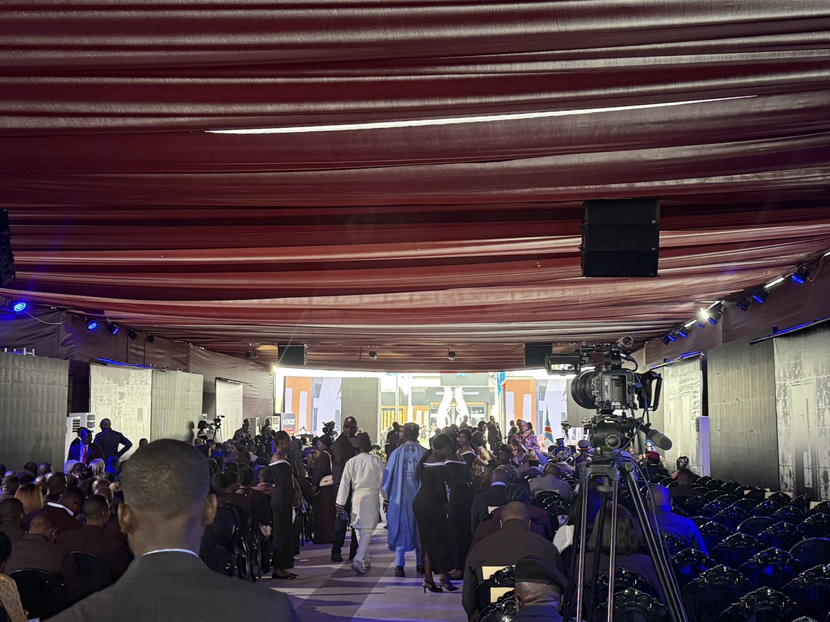 pepele_news's tweet photo. 🔴 EN DIRECT | GENOCOST 2026 🇨🇩

La mise en place est désormais terminée au Mémorial du GENOCOST, situé dans la commune de Lingwala, à Kinshasa, entre le ministère de l’Intérieur et le siège de la Police nationale congolaise (PNC). Les invités ont pris place et le dispositif protocolaire est prêt pour le début de la cérémonie officielle.

Le Président de la République, Félix-Antoine Tshisekedi Tshilombo, est attendu sur le site pour présider cette commémoration nationale dédiée à la mémoire des victimes du GENOCOST.

Cette cérémonie, organisée sous son haut patronage, marque un moment de recueillement, de mémoire et de solidarité nationale. #RDC #KINSHASA #genocost @pepele_news @FonarevRDC @Presidence_RDC