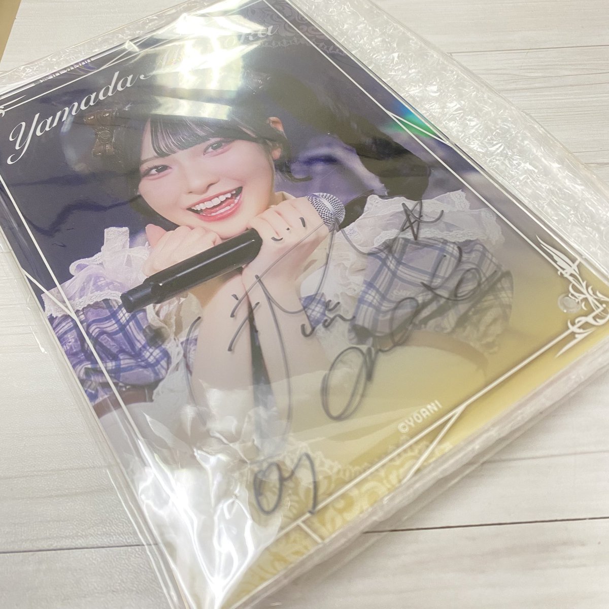 山田杏佳さんの直筆サイン入りアクリルフォトパネル入荷しました