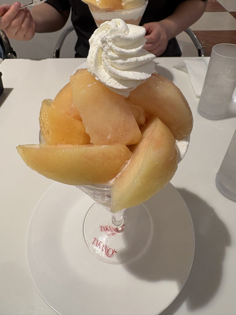 tdrgn1591's tweet photo. 桃のパフェ美味し！！ https://t.co/HmLd5G25XZ
