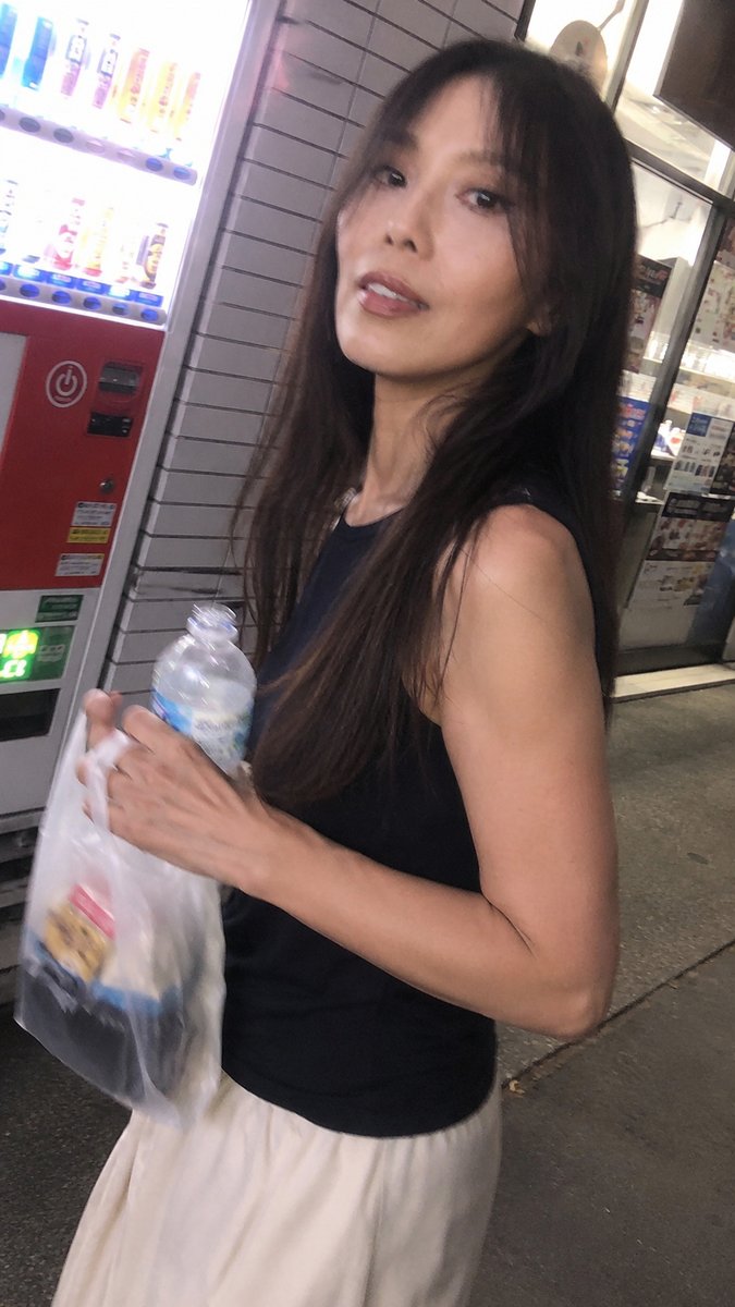 lovertoby's tweet photo. シワもたるみも隠せない、生活感まみれのおばちゃんです。
でも『好きだよ』って言われたら…泣いちゃうくらい嬉しいです☺ https://t.co/mBZkLd3AnY