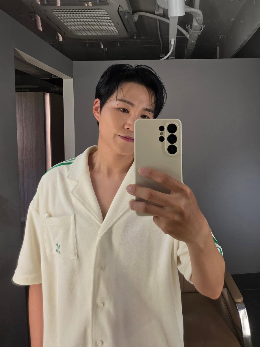IIIlIIIIllIl's tweet photo. 260802 희재 인스타그램 (2) #김희재 

많이 더우시죠? 얼른 갈게요~🧡💨

https://t.co/lXbGcJ4Yx9 https://t.co/nQ4yQqQvnh