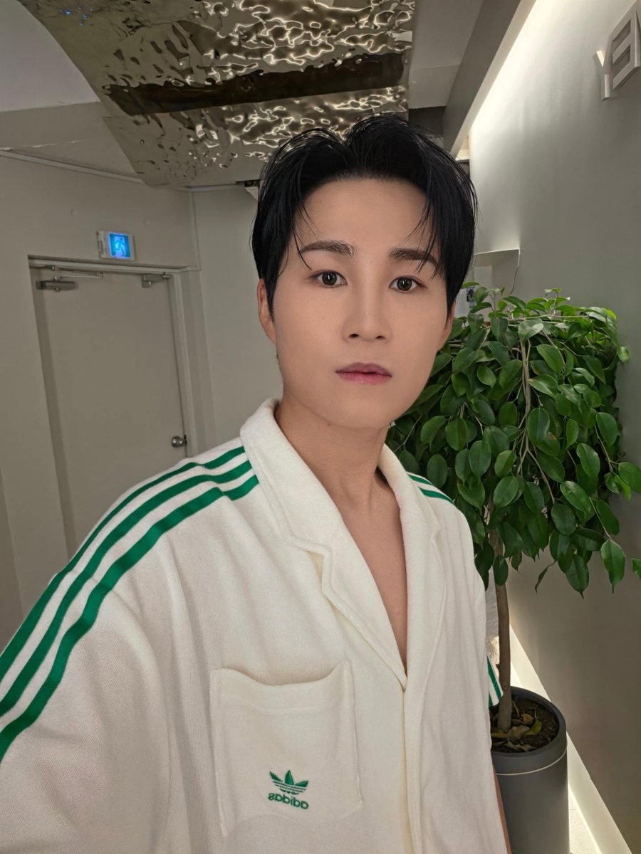 IIIlIIIIllIl's tweet photo. 260802 희재 인스타그램 (2) #김희재 

많이 더우시죠? 얼른 갈게요~🧡💨

https://t.co/lXbGcJ4Yx9 https://t.co/nQ4yQqQvnh