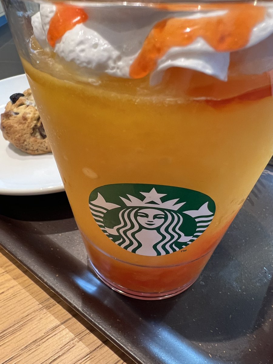 legendaryUNAPOP's tweet photo. スタバに来た https://t.co/CpUYbLt8rW