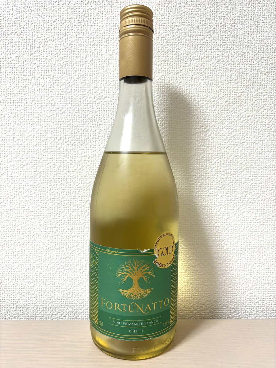 namitaro533's tweet photo. 本日の白ワイン。フォルトゥナート ヴィノ・フリッツァンテ ブランコ。チリ セントラルヴァレー。赤リンゴ、樽の香。爽やかなアタック。蜜的で甘い果実味がありますが香に反して酸が強く、ガス感もあり総合的にバランス良いです、余韻は長めですね。カシュー/ヘーゼルのナッツと合わせて相性○。 11.5% https://t.co/HSsYA8eqUe