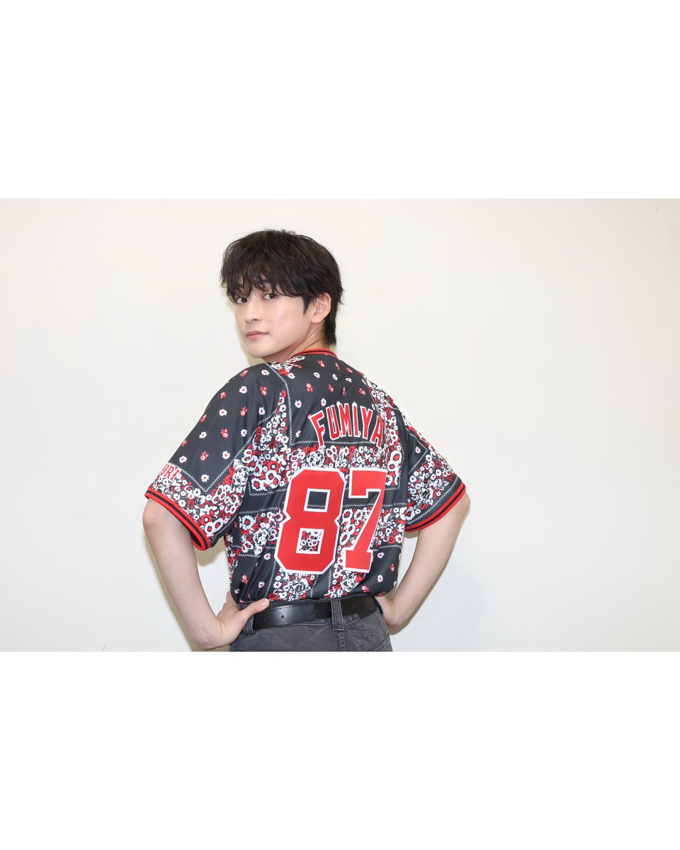 BLUELOCK_MOVIE's tweet photo. ／
　映画『 #ブルーロック』
　主演 #高橋文哉 が
　セレモニアルピッチに登板📣
 ＼

公開日にちなんだ「87」を背負い
スポーツの大舞台
東京ドームの始球式に登場！

渾身の一球を投じました！！

映画は今週末8月7日（金）公開🎬
ぜひ劇場でご覧ください👀

#エゴい https://t.co/8ZgSKDea9l