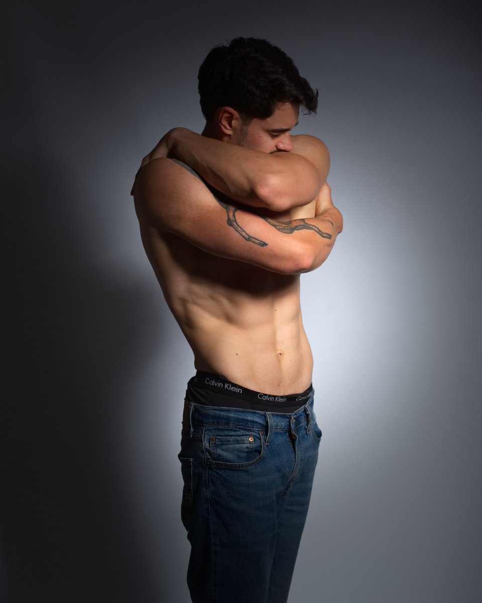 ignart7's tweet photo. Kamil Frąckiewicz
#hotguy #malemodel #handsome #nude #denim #moustache #photographer https://t.co/4mforur1xr