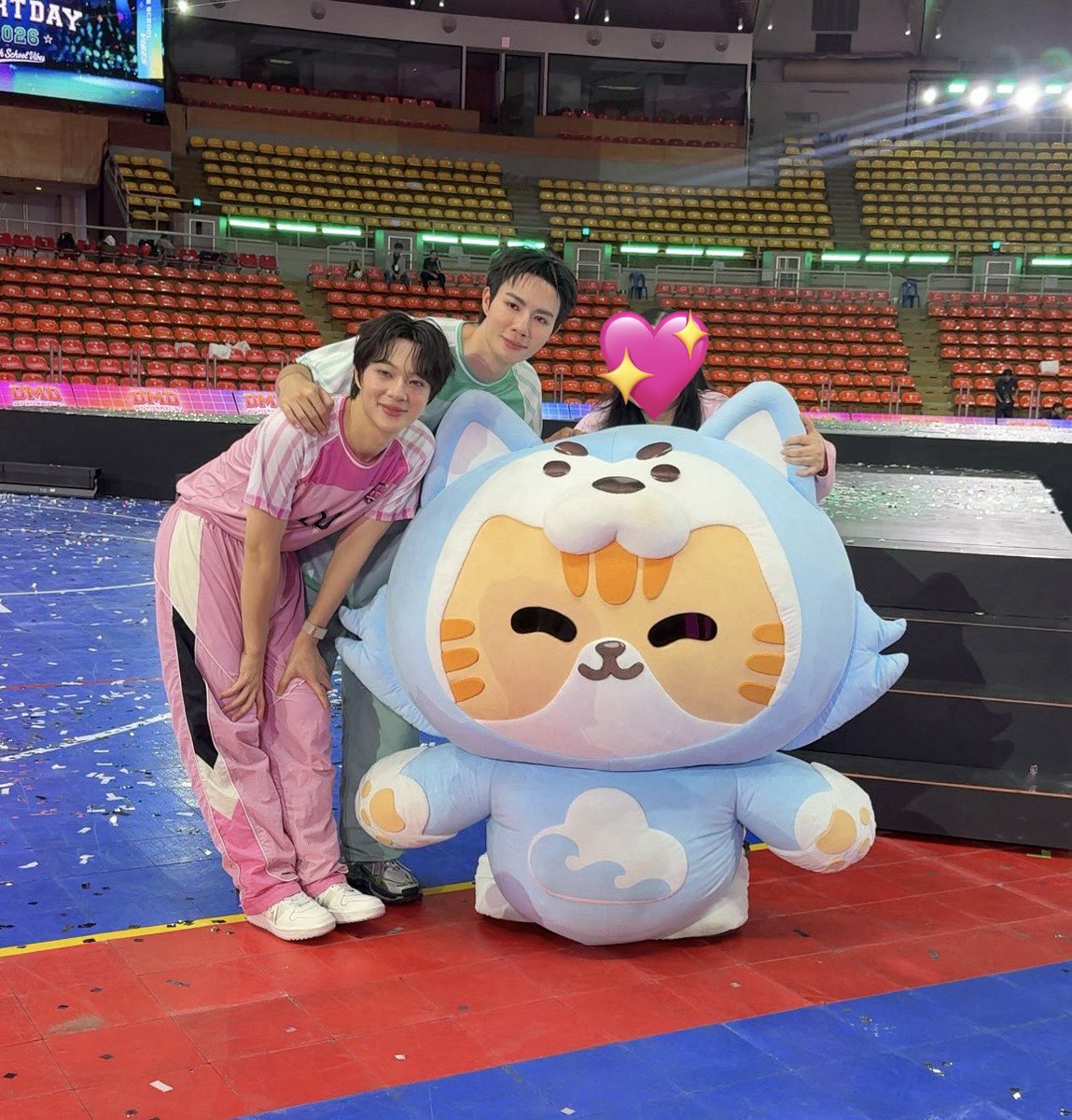 loveisnunu's tweet photo. Our first full fam pic🐈🐶🩵🩷
@CwrNew @zee_pruk @NongZon_Domundi ยายดีใจๆที่ได้มีรูปครอบครัวไปแปะฝาบ้านแล้ว ไว้รอเจ๋งเรียนจบใส่ครุย ได้เป็นข้าราชการไปถ่ายด้วยอีกนะ555555

มะวานสนุกมากเลย มีความสุขจัง ปะปี๊ดะดี๊และหลาน(ไม่)น้อยคนเจ๋ง เก่งกันมากๆ ขอชมเลยว่าสปีริตดีทั้งครอบครัว Like father like son👍🏻 ภูมิใจในตัวพ่กแกสุดๆ นั่งดูตั้งแต่ต้นจนจบ พี่ซีน้องนิวเจ๋งเต็มที่กับทุกงานที่ได้รับ พี่ซีเล่นกีฬาหลายอย่าง นิวยิงธนู ตอนว่างก้ยังลุกเต้น เดินจับไม้ตีกลอง พยายามเอนเตอเทนสุดๆ หลานเจ๋งก้มานั่งดูกีฬาริมสนาม ลงสนามด้วยความสง่า ตัวแฟ่บก่อนใคร5555 พาร์ทโชว์ก้ทำได้ดี แบบอุ๋งอิ๋งเลยล่ะ พี่ซีร้องเพลงได้ดีมากๆๆๆ ตราตรึงใจ เต้นหมาวัด เพิฟดี ไลน์สวย จนแอบคิดในใจ ขอคอนอีกได้มั้ยกั้บพี่ซี55555 น้องนิวเรื่องเพอฟอมก้ตามยี่ห้อเค้าอยู่ละ ชีเริ่ด เอาอยู่ ไฮโน้ตแบบทะลุหลังคา ขอบคุณครอบครัวตัวเจ๋งที่ตั้งใจทำงาน เสริฟงานคุณภาพตอบแทนแฟนคลับเสมอ รักพวกแกอ่า ดีใจนะที่มีครอบครัวนี้ ตอนจบโมเม้นครอบครัวที่เจ๋งหันไปหาปี๊ดี๊แล้วเหมือนจะกอดทีละคนจะจำไม่ลืมเลย ความรักที่เกิดขึ้น สัมผัสมันได้จิงๆนะ💖