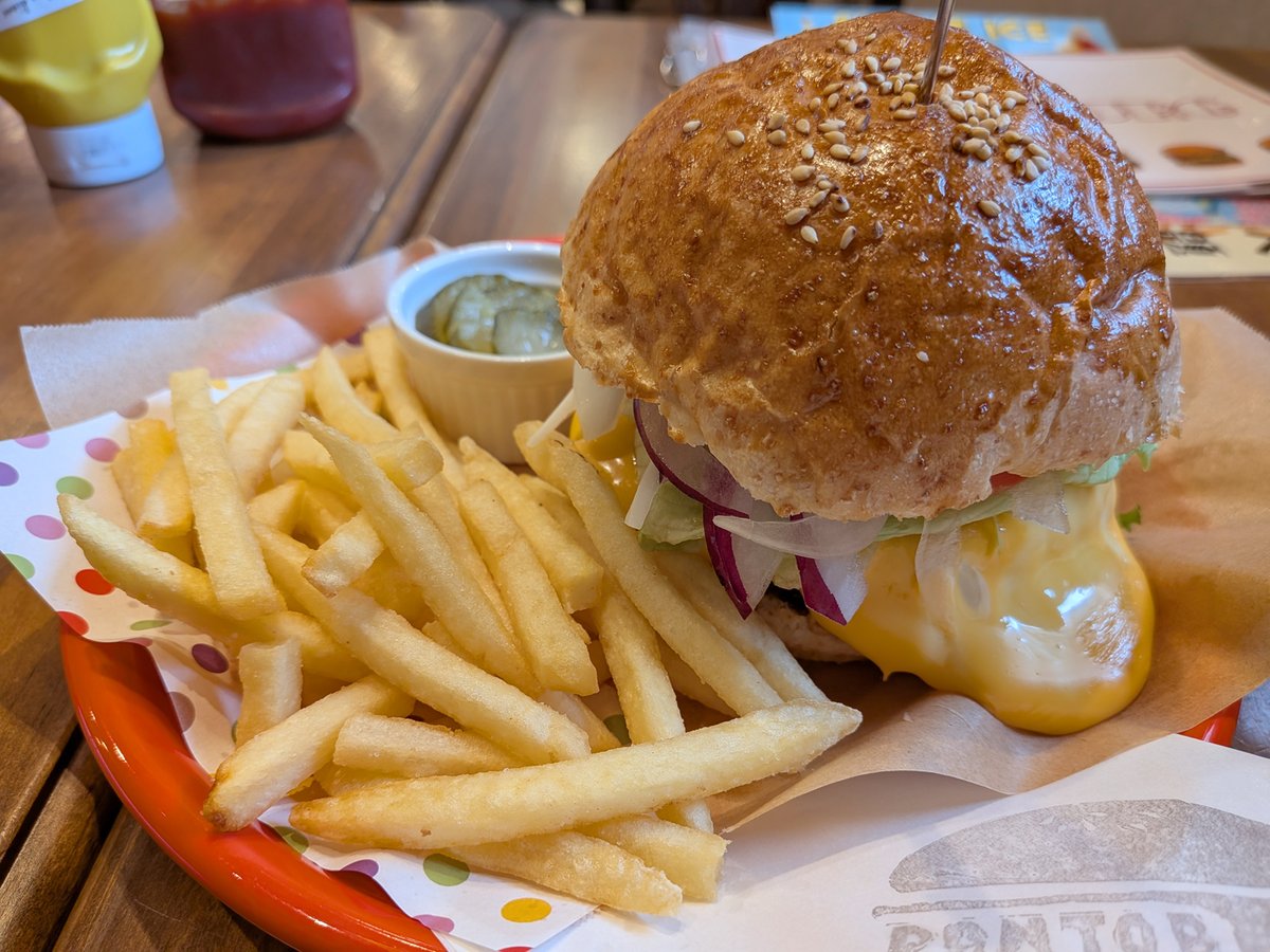 gelshoku's tweet photo. 山中湖報湖祭へ
ランチは小麦と甲州牛研究所PANTOBURGでチーズトッピングのバーガー
袋に入れるの苦戦したけどメチャ旨！
夜は富士山が雲隠れで打ち上げ近くで観賞。
半���程で大雨になったけど良い思い出（笑）
 #山中湖報湖祭 #PANTOBURG #甲州牛 #山中湖 #花火 #富士山 https://t.co/uCoVfaKDBo