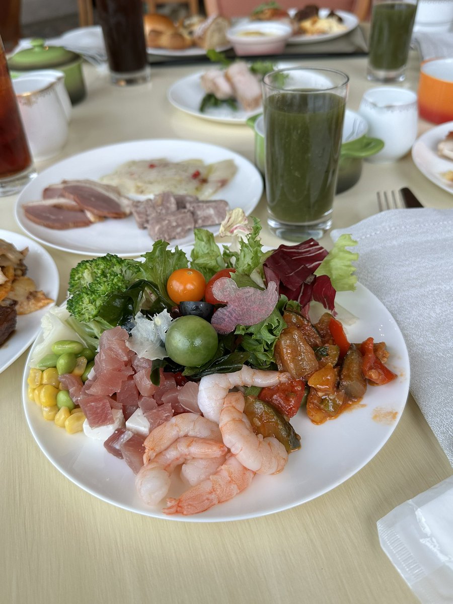 speciale016's tweet photo. 今日は贅沢な朝食をディズニーシーを見ながらゆっくり堪能しました。 ミッキー型のマンゴーデニッシュは美味しくて何回も食べました! サラダにはミッキーシルエットも添えて‼︎ https://t.co/6heOEsSKzk